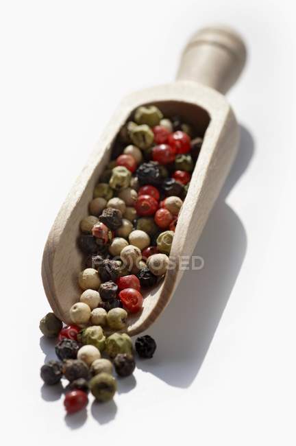 Cors de poivre colorés dans la cuillère — Photo de stock