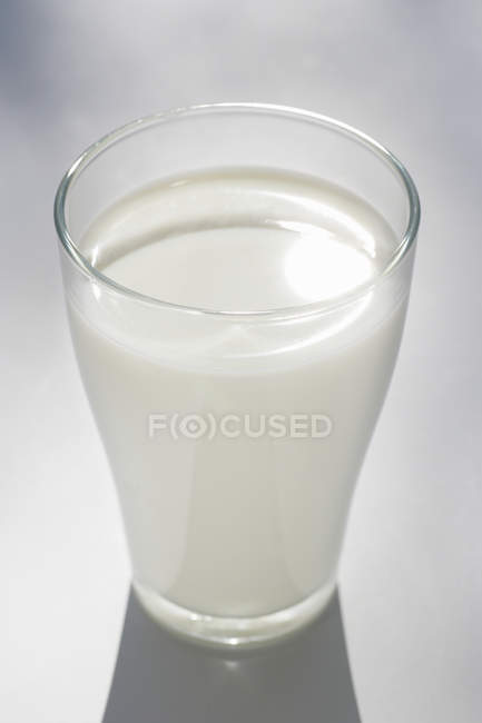 El vaso de la leche sabrosa - foto de stock