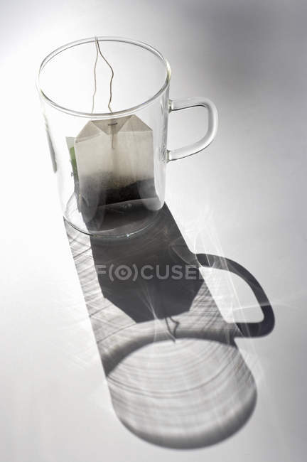 Sacchetto di tè in un bicchiere — Foto stock