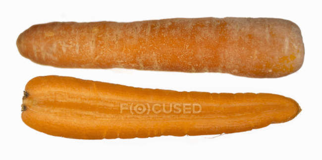 Zanahoria orgánica a la mitad - foto de stock