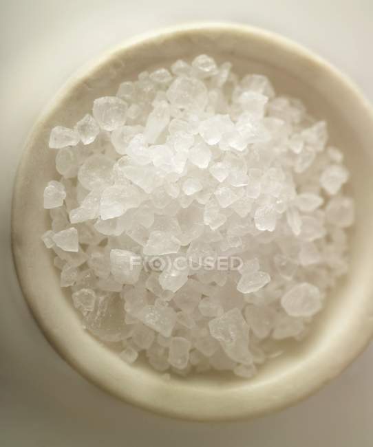 Кристаллы соли в тарелке — стоковое фото