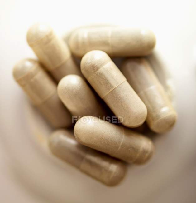 Tabletten auf weißem Hintergrund — Stockfoto