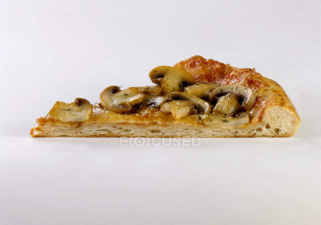 Stück Pilzpizza — Stockfoto