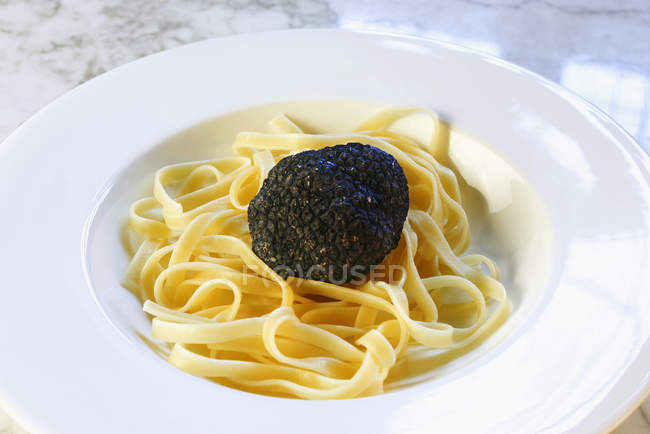 Тальятелле макарони з чорним трюфелем — стокове фото