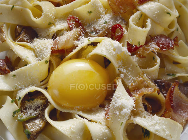 Noodles with cheese and egg — Stock Photo