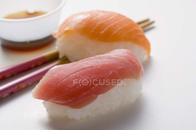 Суши с тунцом и лососем — стоковое фото