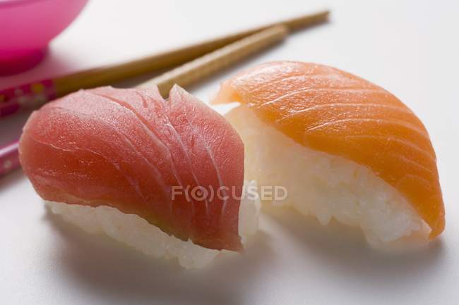 Sushi con tonno e salmone — Foto stock