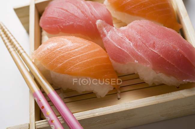 Nigiri sushi mit Essstäbchen — Stockfoto