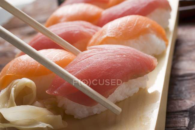 Nigiri-Sushi mit Thunfisch und Lachs — Stockfoto
