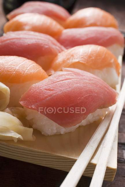 Sushi Nigiri con tonno e salmone — Foto stock
