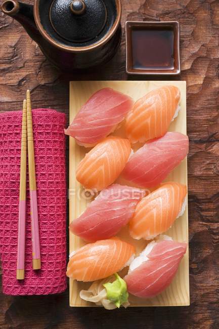 Sushi nigiri con atún y salmón - foto de stock