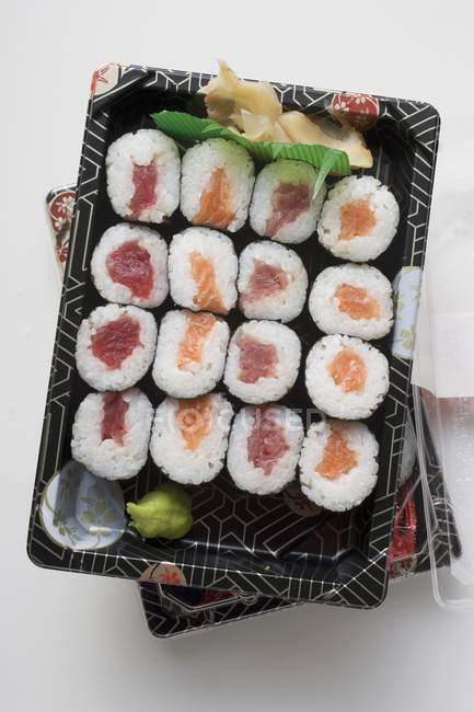Маки суши с тунцом и лососем — стоковое фото
