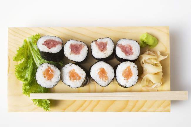 Maki sushi au thon et saumon — Photo de stock
