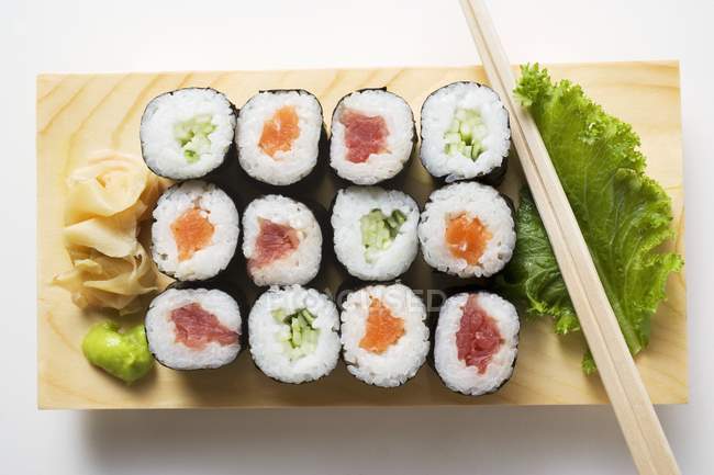 Sushi Maki con pescado y pepino - foto de stock