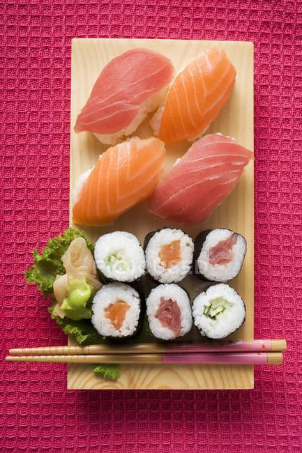 Maki Sushi und Nigiri Sushi — Stockfoto