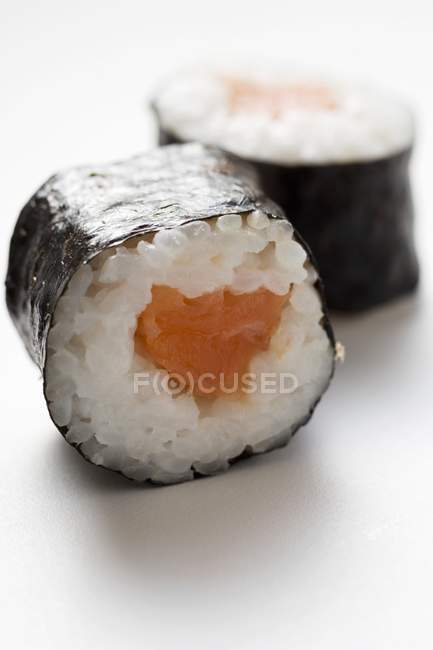 Sushi de Maki com salmão — Fotografia de Stock