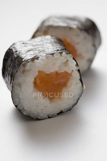 Маки суши с лососем — стоковое фото