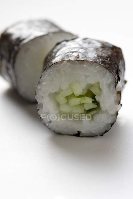 Маки суши с огурцом — стоковое фото