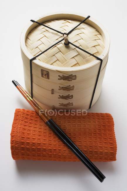 Полотенце, палочки для еды и бамбуковый пароход — стоковое фото