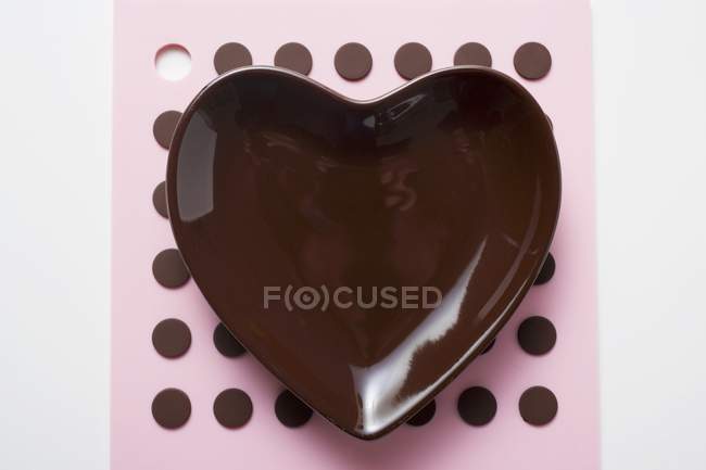 Closeup top view of brown heart-shaped bowl — Stock Photo