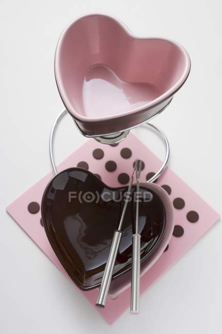 Vista close-up do conjunto fondue em forma de coração com tigelas e garfos — Fotografia de Stock