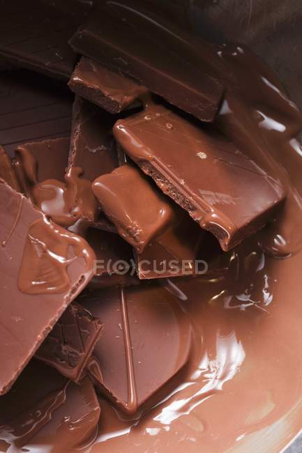 Sciogliere il cioccolato fondente — Foto stock