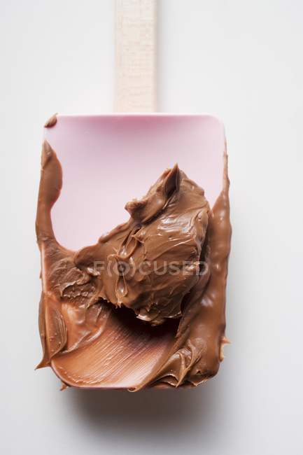 Vue rapprochée de la cuillère de mélange avec du chocolat fondu — Photo de stock