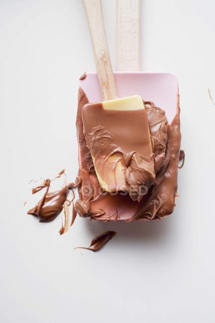 Вид крупным планом смешивания ложек с расплавленным шоколадом — стоковое фото