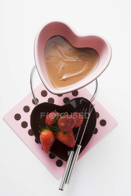 Fondue de chocolate con fresas - foto de stock