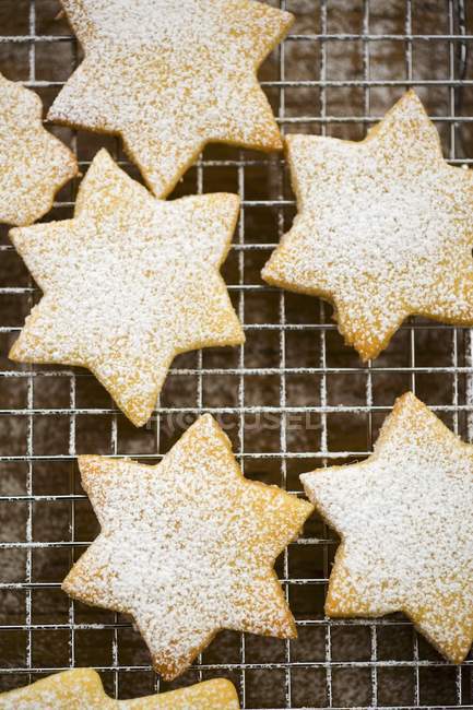 Biscoitos em forma de estrela polvilhados com açúcar de confeiteiro — Fotografia de Stock