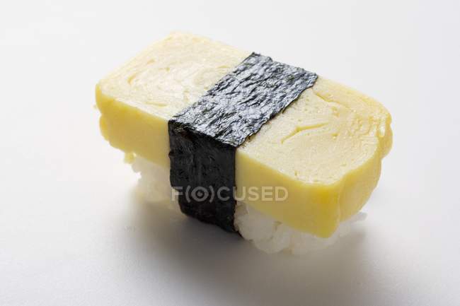 Nigiri sushi with omelette — Stock Photo