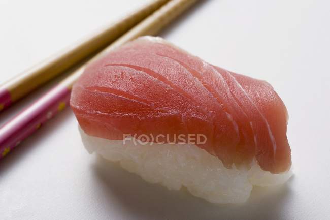 Sushi nigiri com atum — Fotografia de Stock