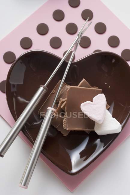 Ciotola con pezzi di cioccolato — Foto stock