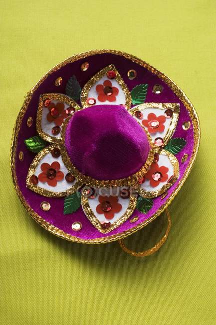 Vue de dessus d'un chapeau coloré brodé de paillettes — Photo de stock