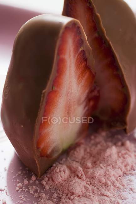 In Schokolade getauchte frische Erdbeere — Stockfoto