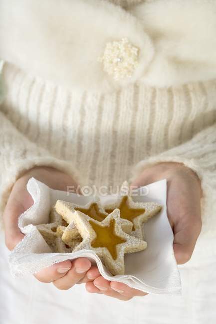 Жінка тримає печиво у формі зірки — стокове фото