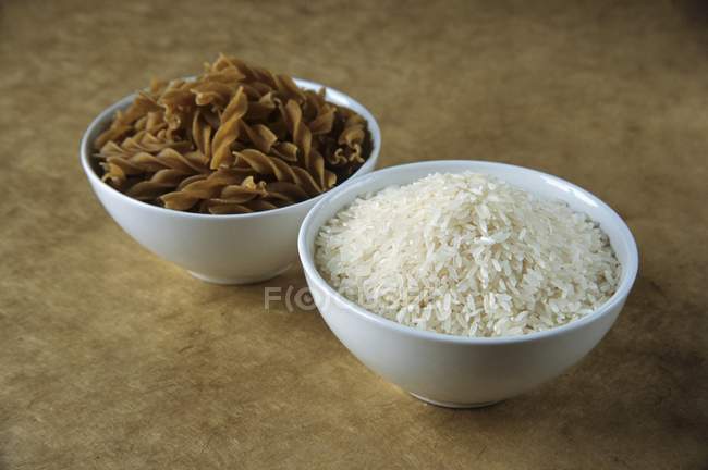 Pastas integrales secas y arroz - foto de stock