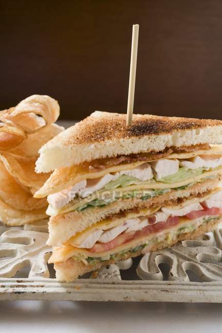 Vue rapprochée de sandwich avec poitrine de poulet et chips — Photo de stock