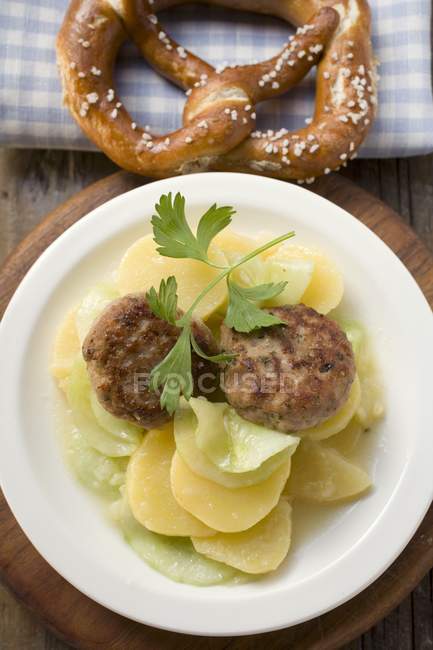Hamburger su insalata di patate e cetrioli — Foto stock