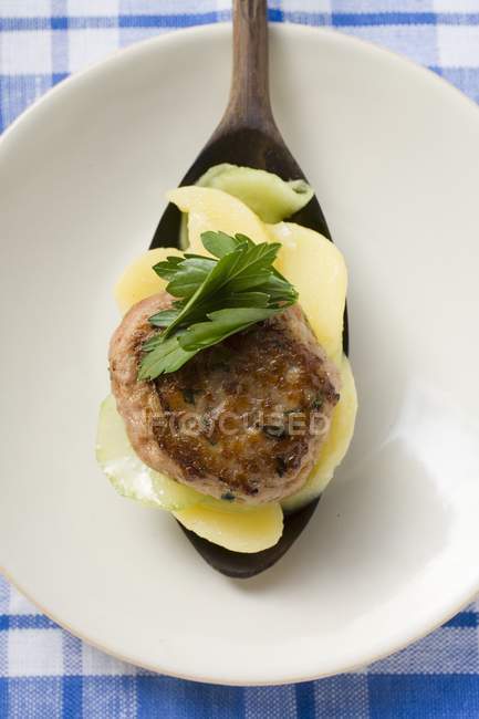 Бургер с картошкой и огуречным салатом — стоковое фото