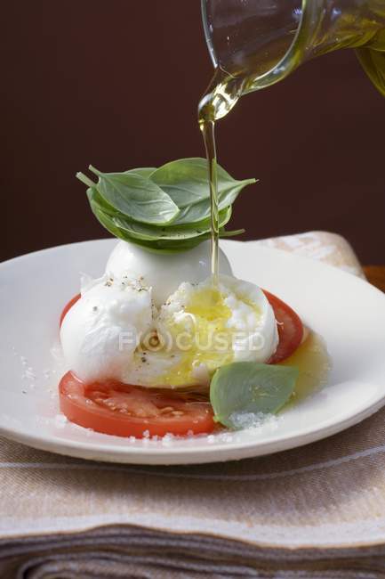 Drizzling insalata caprese — Stock Photo
