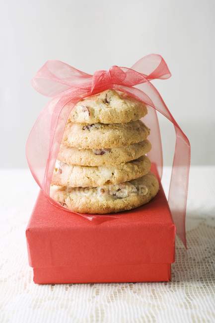 Печиво з червоним бантом на подарунковій коробці — стокове фото