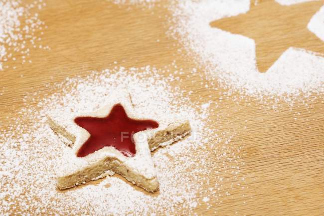 Star-shaped jam biscuit — Stock Photo