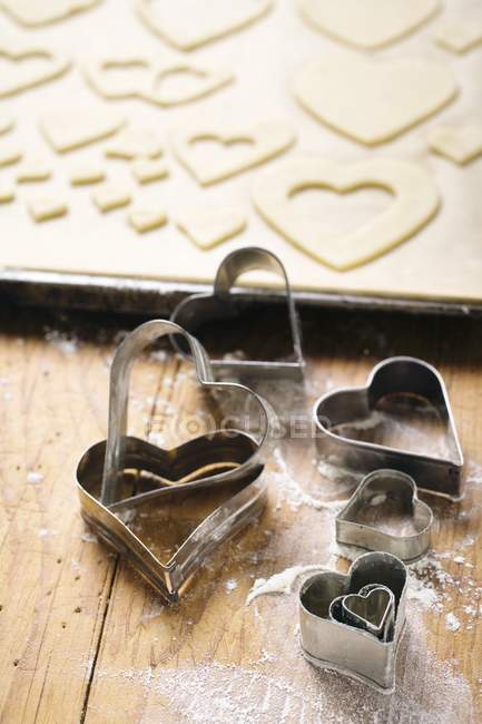 Cortadoras de galletas en forma de corazón - foto de stock