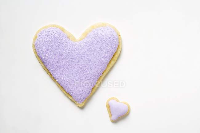 Galletas en forma de corazón lila - foto de stock