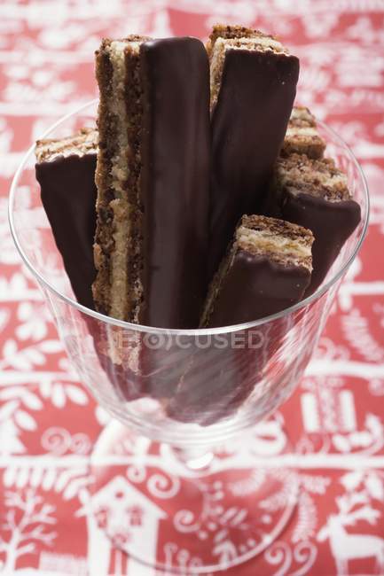 Vista close-up de chocolate e fatias lisas com cobertura de chocolate em vidro — Fotografia de Stock