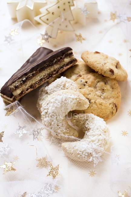 Кокосовые полумесяца и печенье на Рождество — стоковое фото