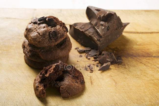 Galletas con chips de chocolate - foto de stock