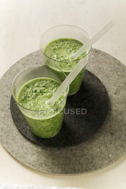 Bebidas de hierbas en dos vasos - foto de stock