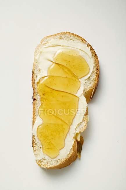 Pan sobre fondo blanco - foto de stock